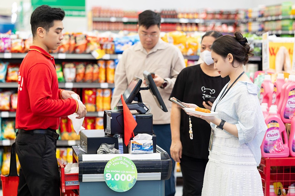 Gian hàng WinMart giới thiệu hơn 20.000 nhu yếu phẩm có mặt trong đời sống hằng ngày của hàng chục triệu gia đình Việt Nam như thực phẩm, hàng tiêu dùng cùng nhiều mặt hàng khác như đồ uống, bánh kẹo và hóa mỹ phẩm.