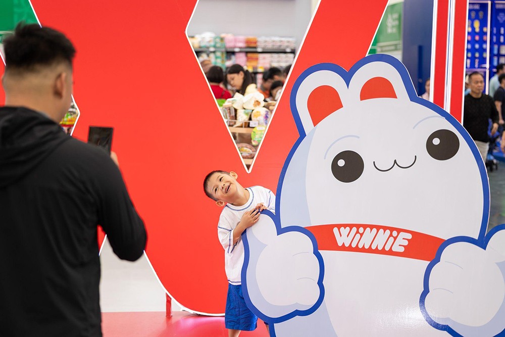 Nhiều “khách hàng nhí” thích thú tạo dáng với nhân vật WiNNiE