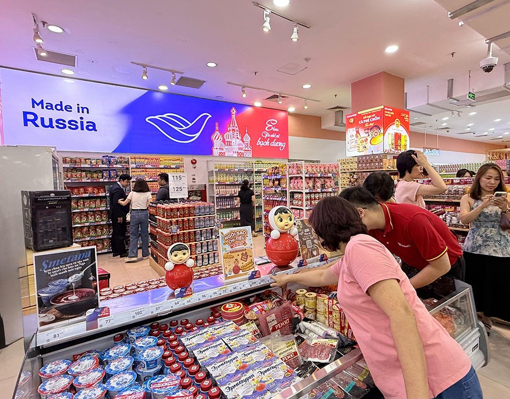Elena – góc nhỏ xứ Bạch Dương, nơi trưng bày các sản phẩm nhập khẩu từ Nga, đang trở thành điểm dừng chân thú vị thu hút đông đảo khách hàng tại siêu thị WinMart Long Biên.