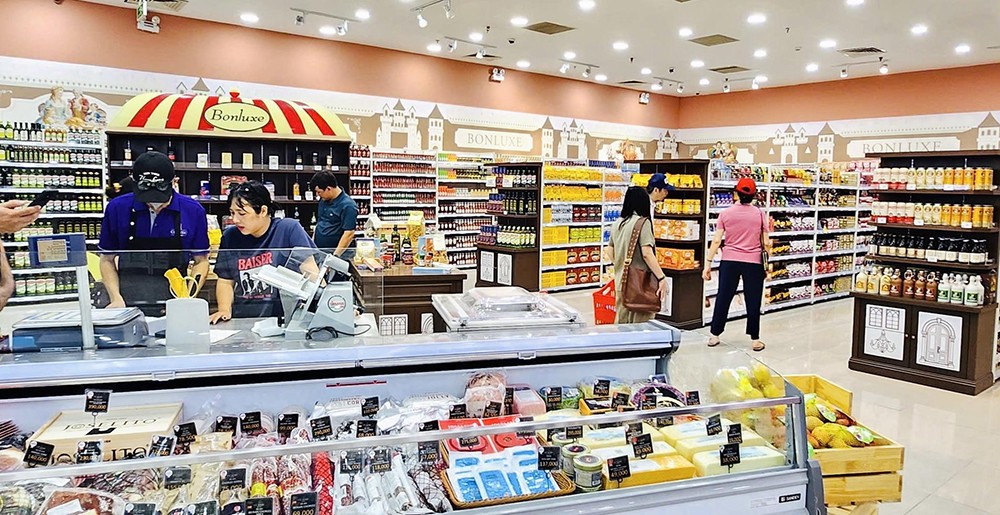 Góc hàng châu Âu bắt mắt thu hút sự quan tâm của khách mua sắm tại siêu thị WinMart Long Biên.