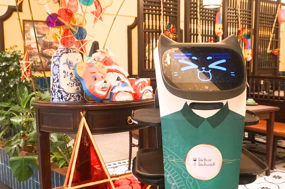 “Chú Cuội” BellaBot Pro từ nhà Roboworld phục vụ tại nhà hàng Lách Ca Lách Cách cơ sở LotteMall Tây Hồ