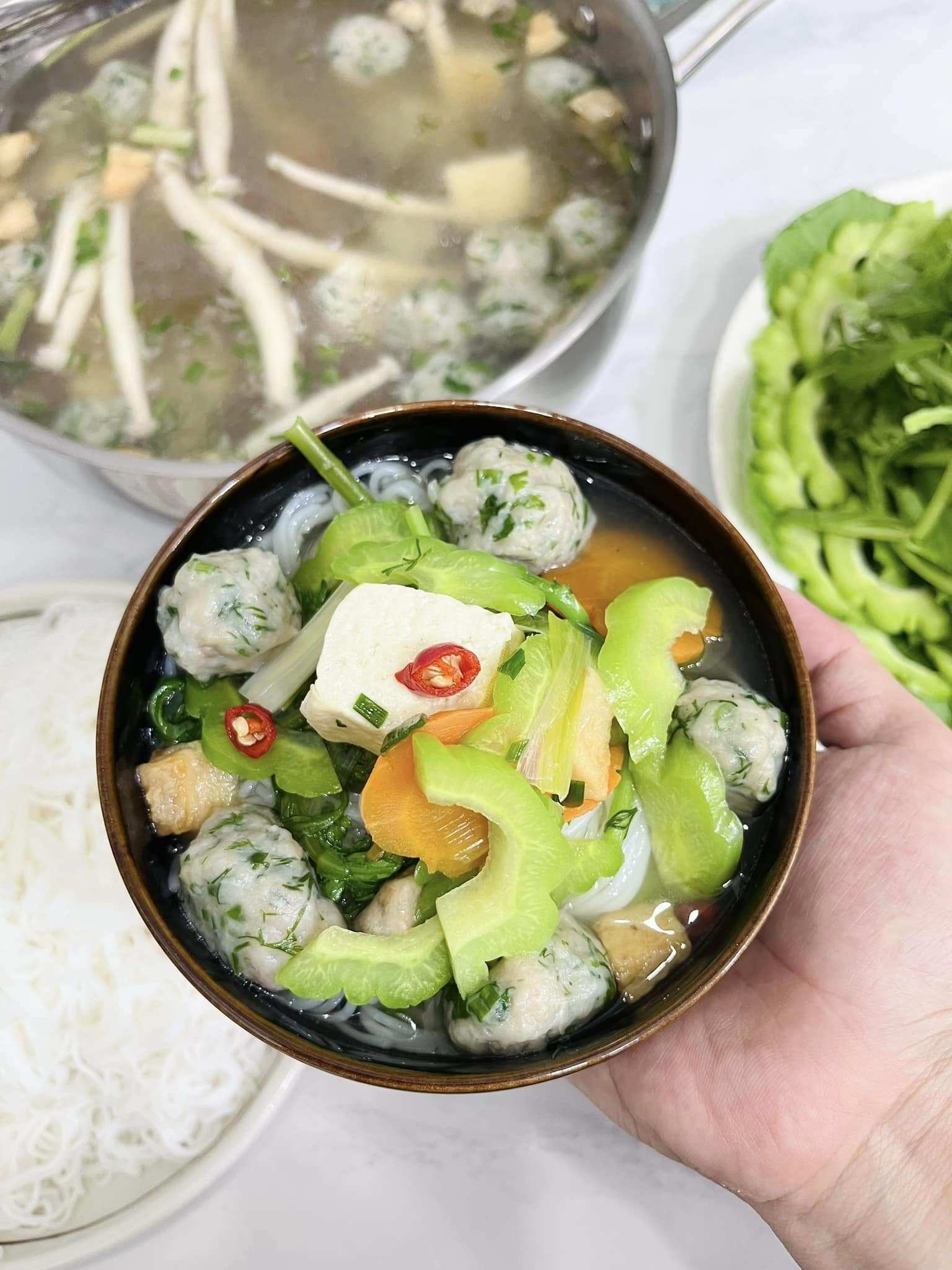 Lẩu cá thác lác nóng hổi, thơm lừng, đậm vị rất hợp với thời tiết lạnh giá.