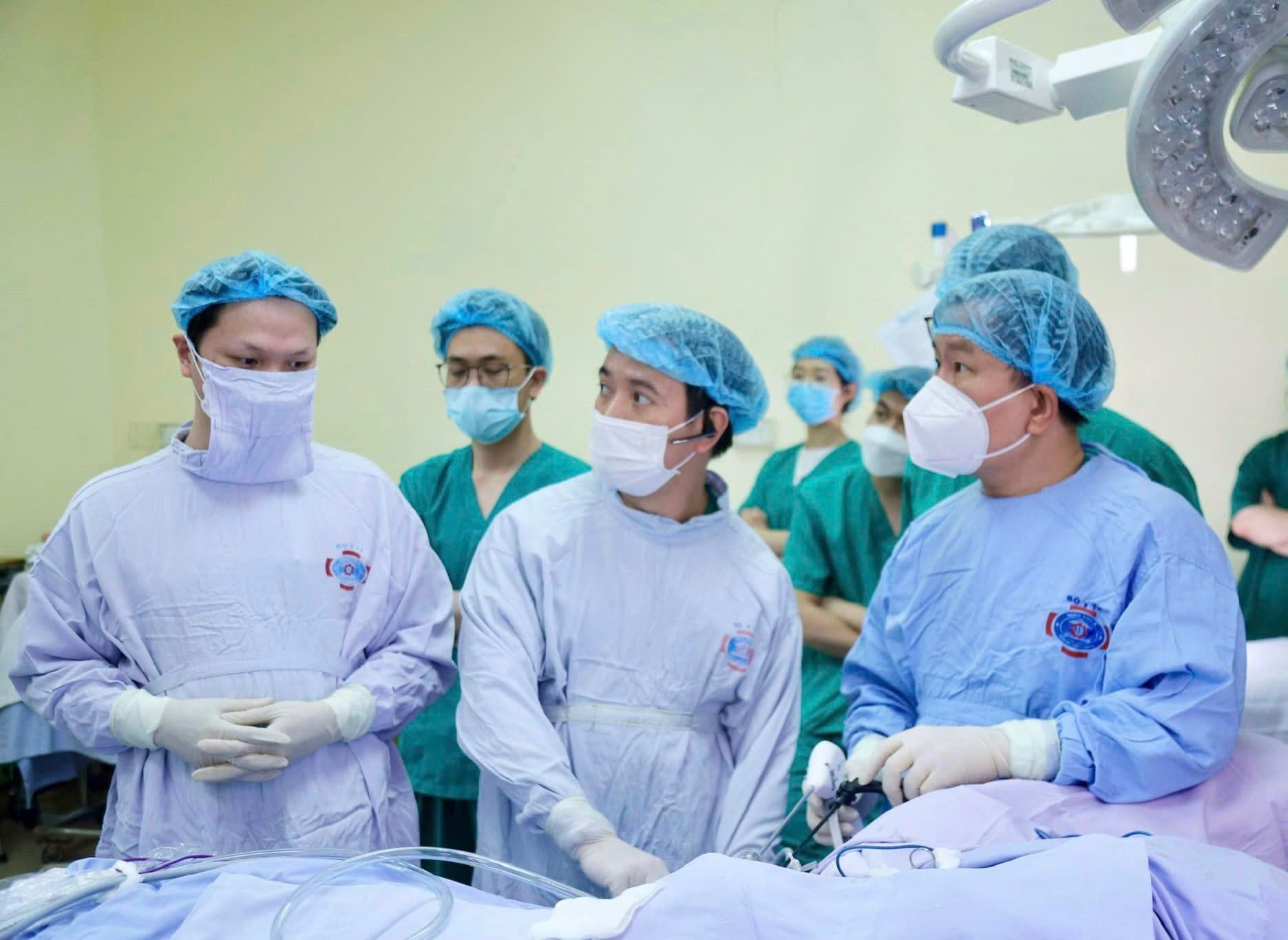 Bác sĩ phẫu thuật cho bệnh nhân ung thư vú. 