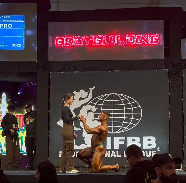 Khoảnh khắc Kadu cầu hôn bạn gái Sabrina Wollman trên sân khấu tháng 7/2024