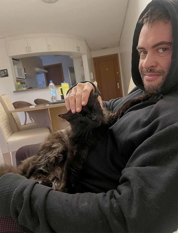 Kadu Santos bên chú mèo Baki