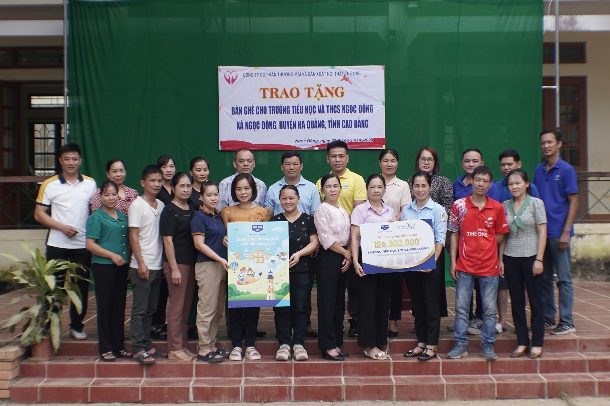 Nội thất The One trao tặng bàn ghế cho trường Tiểu học và THCS Ngọc Động, tỉnh Cao Bằng.