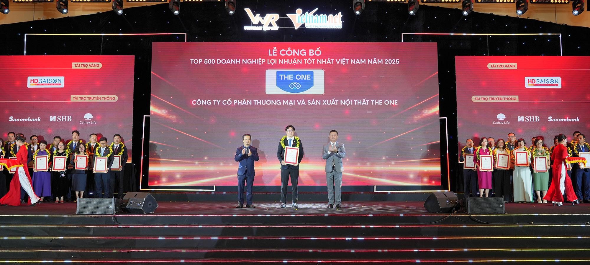 Ông Nguyễn Minh Hoàng - Phó giám đốc Công ty (đứng giữa) đại diện Công ty cổ phần Thương mại và sản xuất Nội thất The One nhận giải thưởng Top 500 Doanh nghiệp đạt lợi nhuận tốt nhất Việt Nam - PROFIT 500.