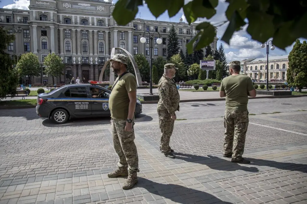 Các thành viên văn phòng tuyển quân Ukraine tuần tra trên đường phố để tìm người phù hợp nhập ngũ. Ảnh: Anadolu.