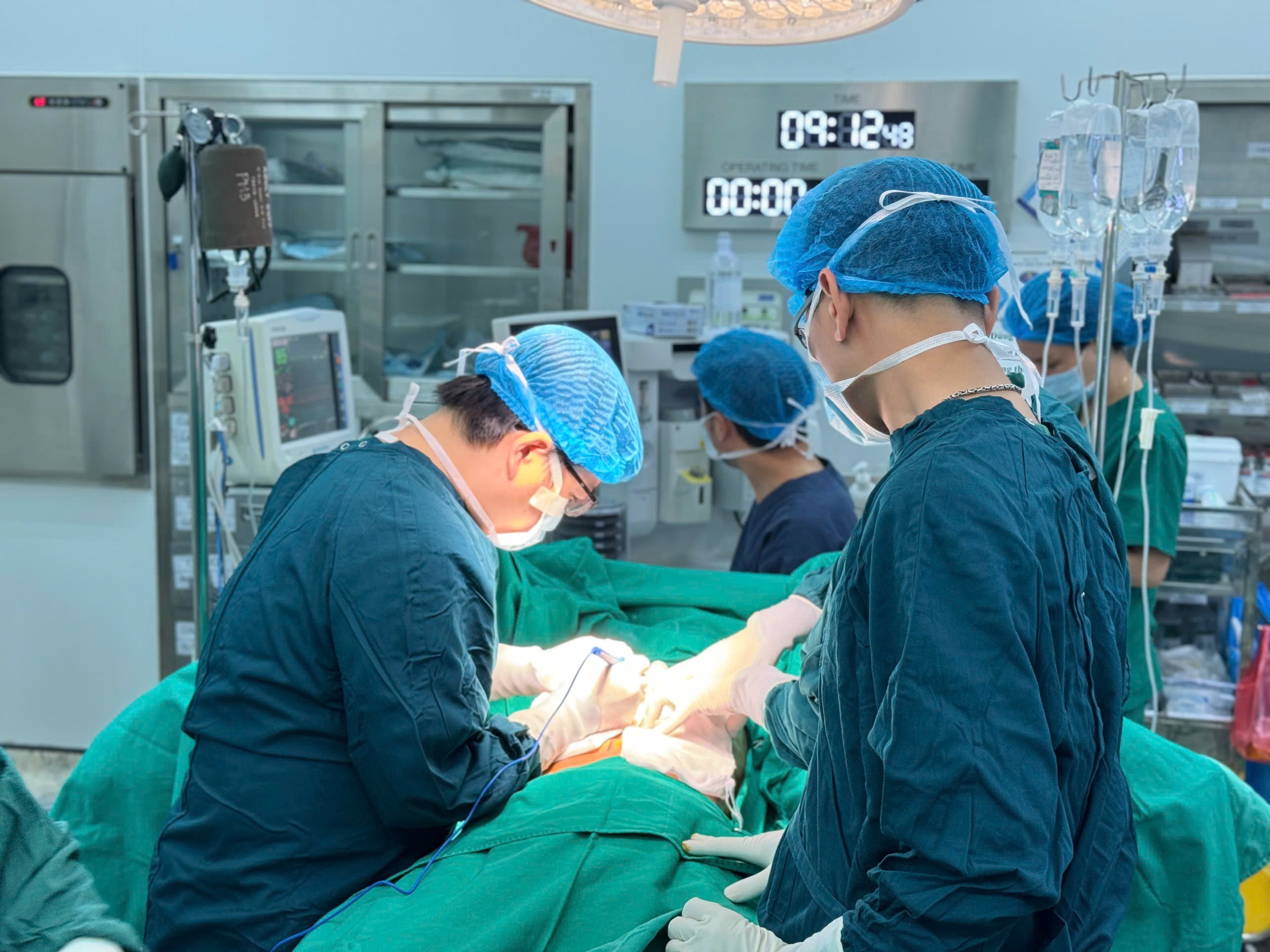 BS phẫu thuật cho bệnh nhân ung thư gan. 