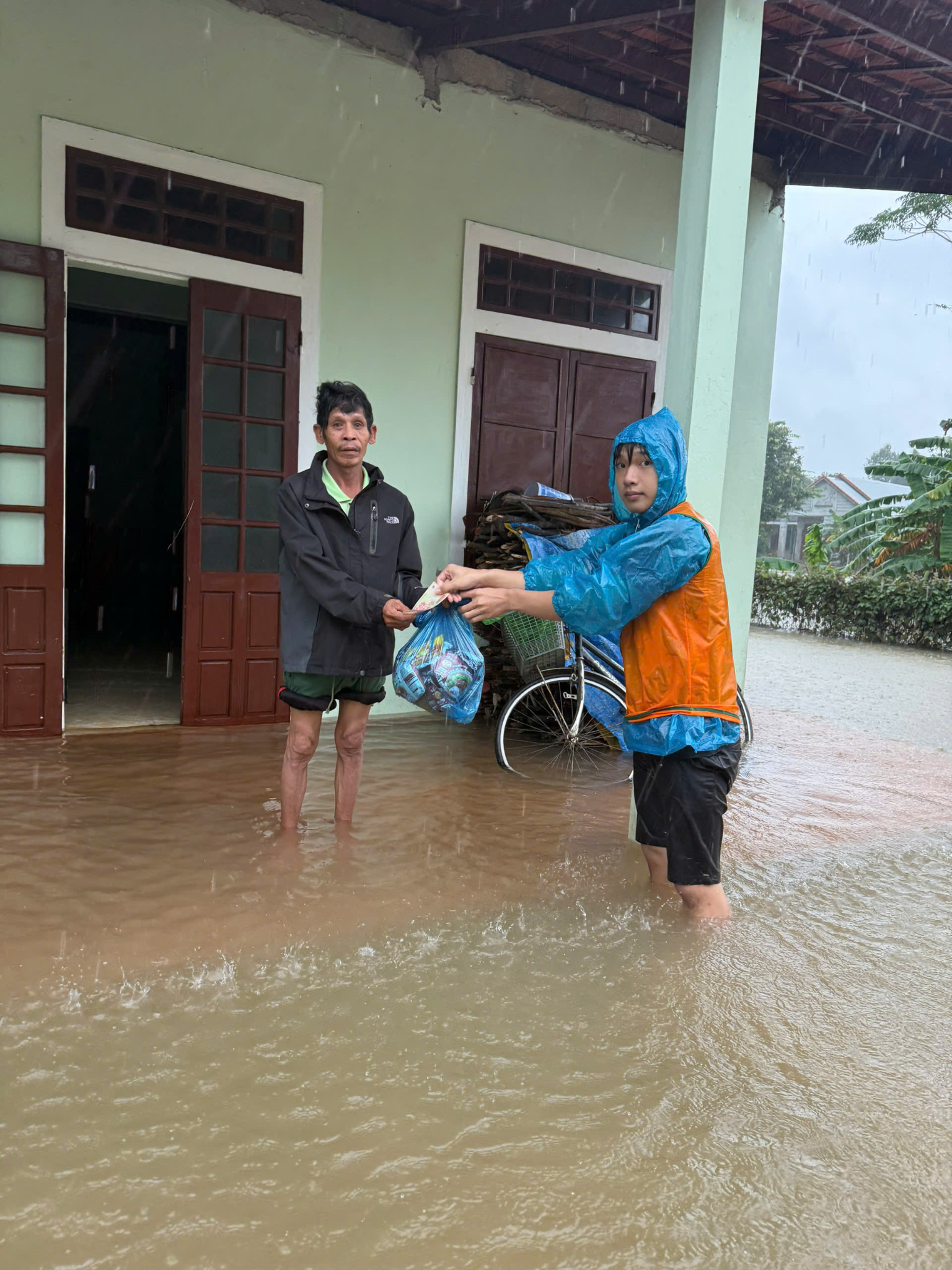 Vầng Trăng Khuyết và Zalopay đồng hành cùng bà con miền Trung vượt qua đỉnh lũ lịch sử - 3