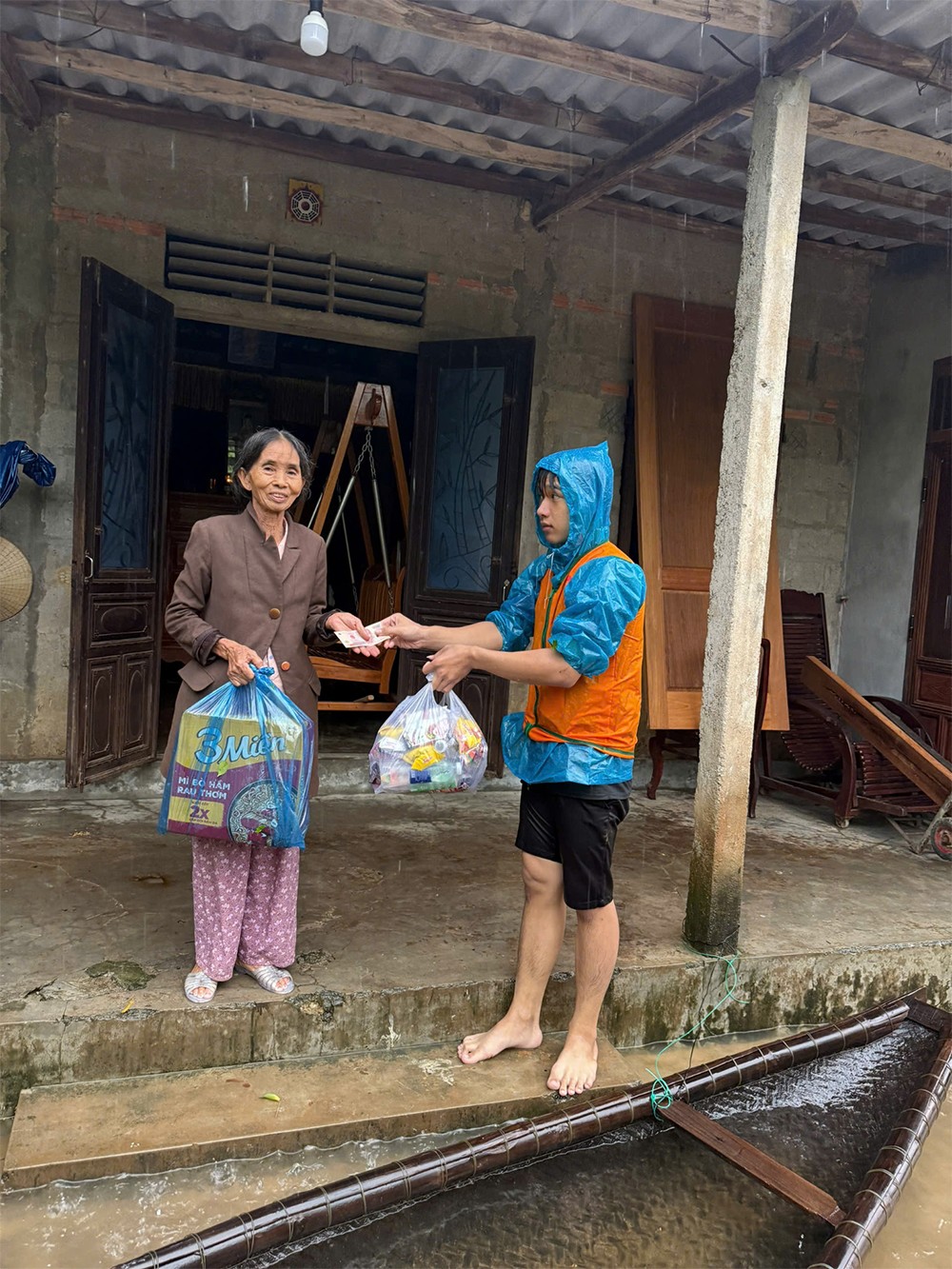 Vầng Trăng Khuyết và Zalopay đồng hành cùng bà con miền Trung vượt qua đỉnh lũ lịch sử - 4