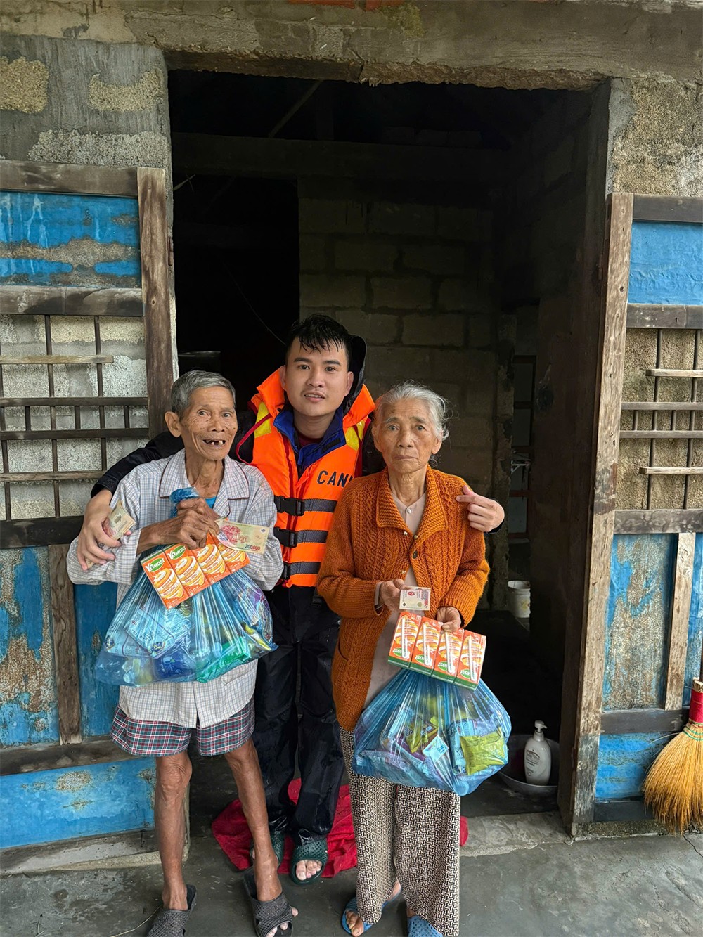 Hai cụ già rưng rưng nhận quà cứu trợ từ các tình nguyện viên