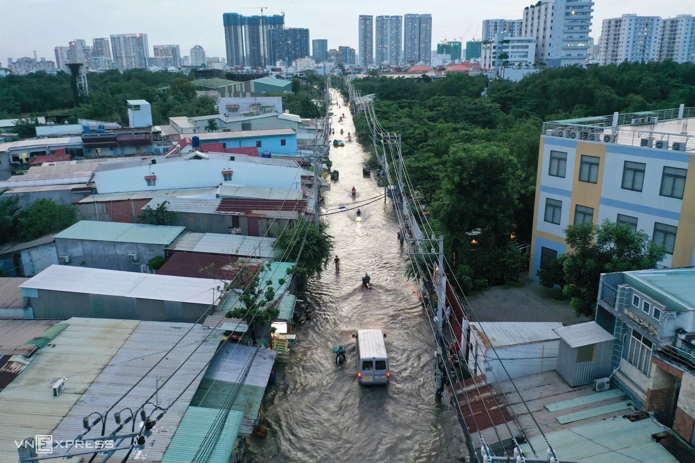Đường Gò Ô Môi thuộc phường Phú Thuận (quận 7 cũ) địa hình yếu và thấp thường ngập khi triều cường. Ảnh: Đình Văn