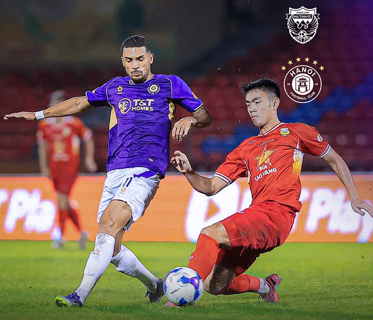 Trận đấu giữa Hà Tĩnh (áo đỏ) và Hà Nội diễn ra căng thẳng