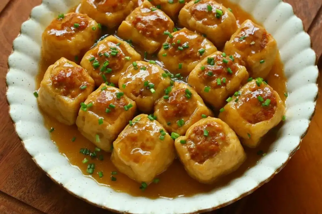 Xếp đậu phụ ra đĩa, rưới nước sốt lên trên, rắc thêm hành lá. Thành phẩm nóng hổi, thơm lừng, cắn vào là thịt mềm, nước ngọt trào ra, rất “hao cơm”.