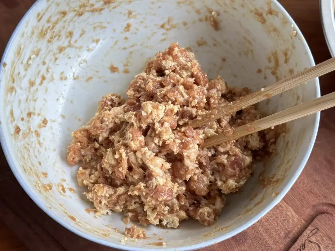 Phần đậu bên trong có thể trộn lại với thịt bằm để nhân mềm và thơm hơn.