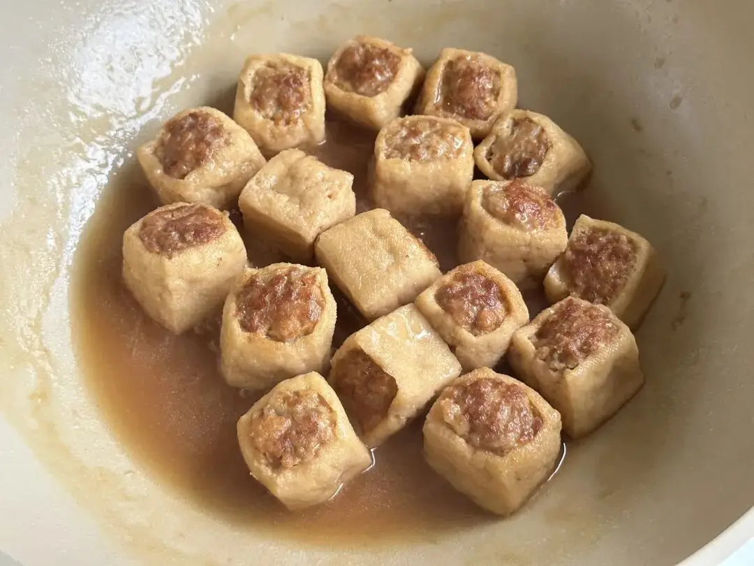 Pha nước sốt gồm: 1 thìa bột bắp, 1 thìa nước tương, 1 thìa dầu hào, chút muối và nước lọc. Đổ vào chảo, đun lửa lớn cho sệt lại, nêm nếm cho vừa miệng