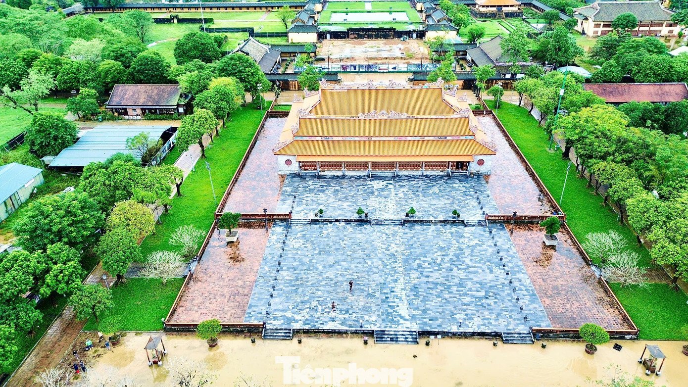 200 người dọn dẹp Di tích Cố đô Huế sau ngập - 8