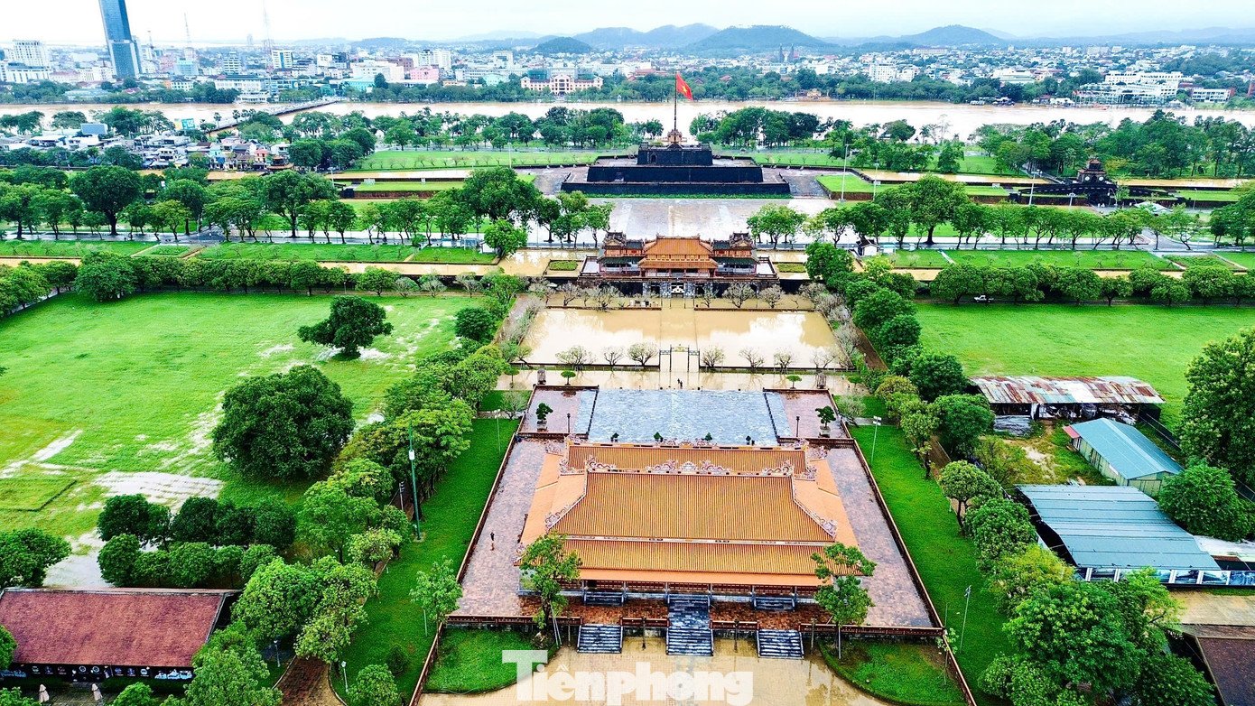 200 người dọn dẹp Di tích Cố đô Huế sau ngập - 9