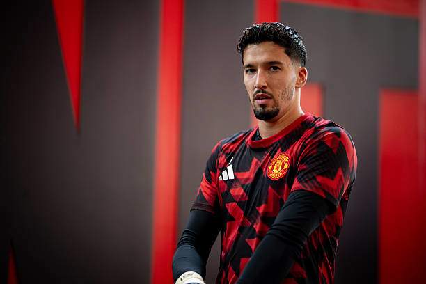 Cửa dự World Cup của Bayindir không thấp, nhưng các đối thủ của anh đều bắt chính thường xuyên