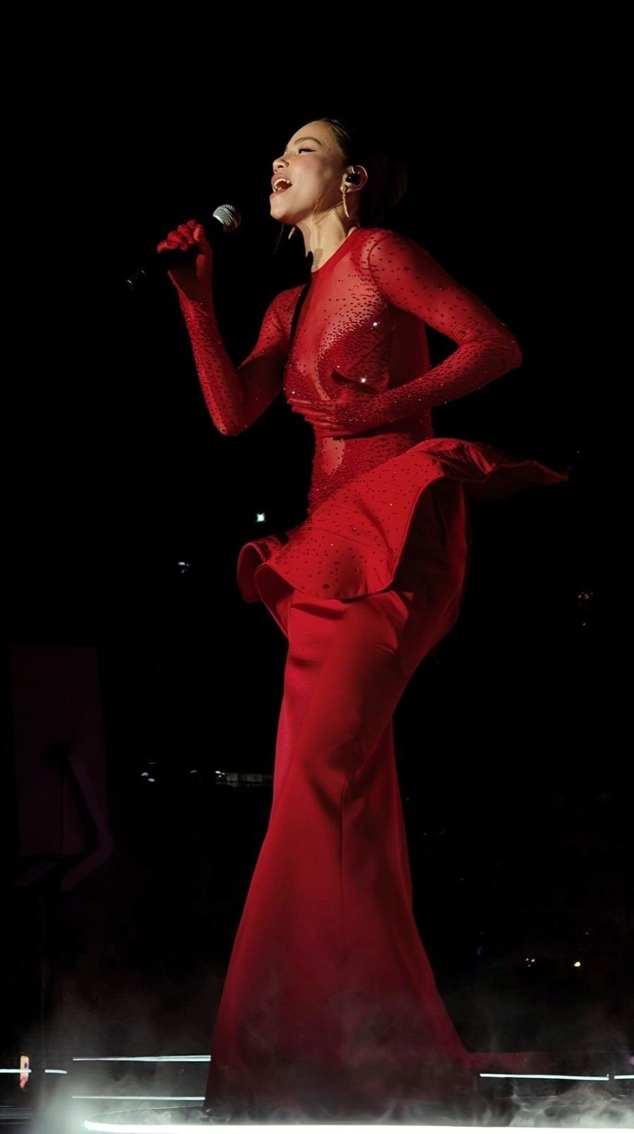 Hồ Ngọc Hà có phần biểu diễn lạc giọng khi chạy quãng cao 18 giây của Bang Bang.