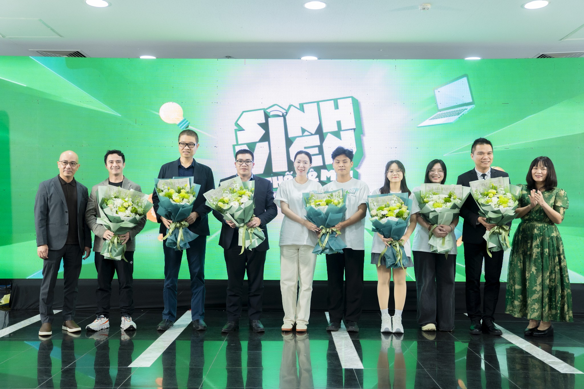 Nhà báo Bùi Thu Thủy tặng hoa cho ban giám khảo và đại diện các đội chơi.