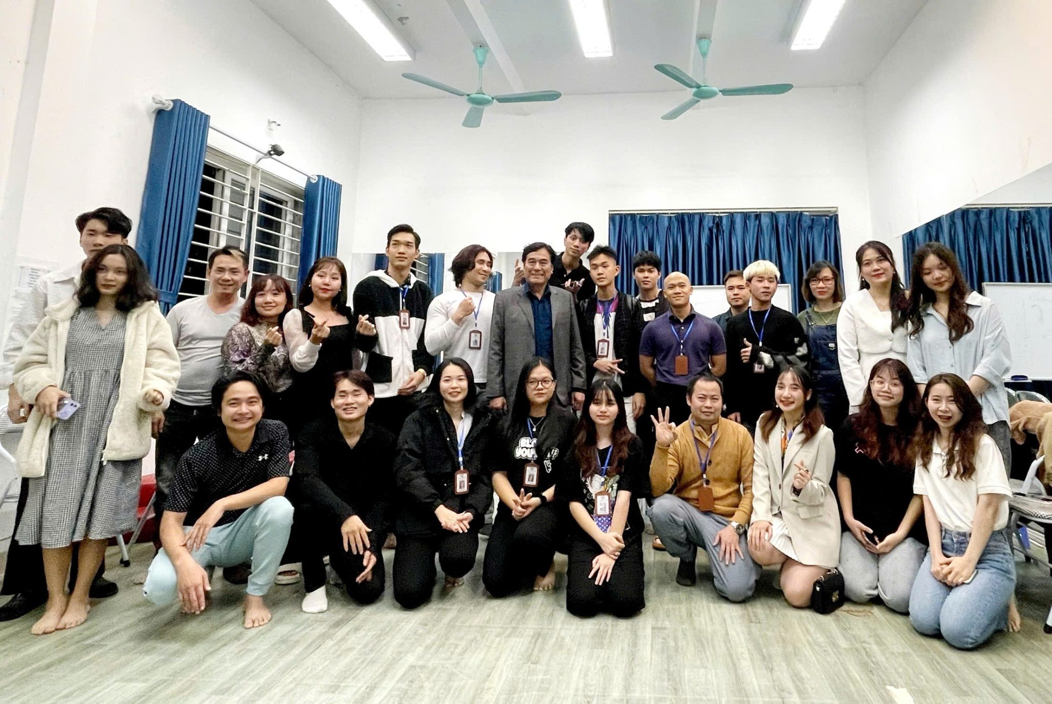 Đội ngũ giảng viên cùng các học viên của Học viện Điện ảnh Thái Dương