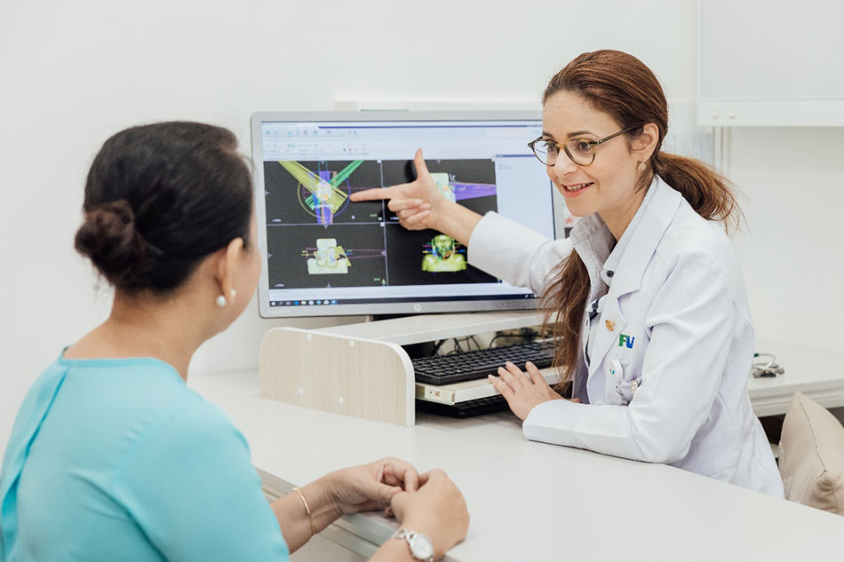 BS. Basma M’Barek tư vấn phác đồ điều trị ung thư vú cho bệnh nhân. Ảnh: FV