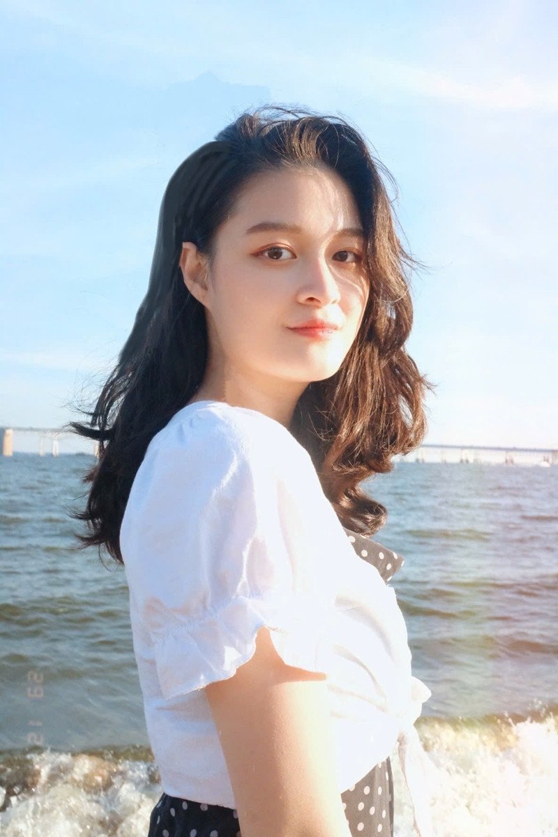 Hoàng Anh trong trường quay và khi đi tác nghiệp. 