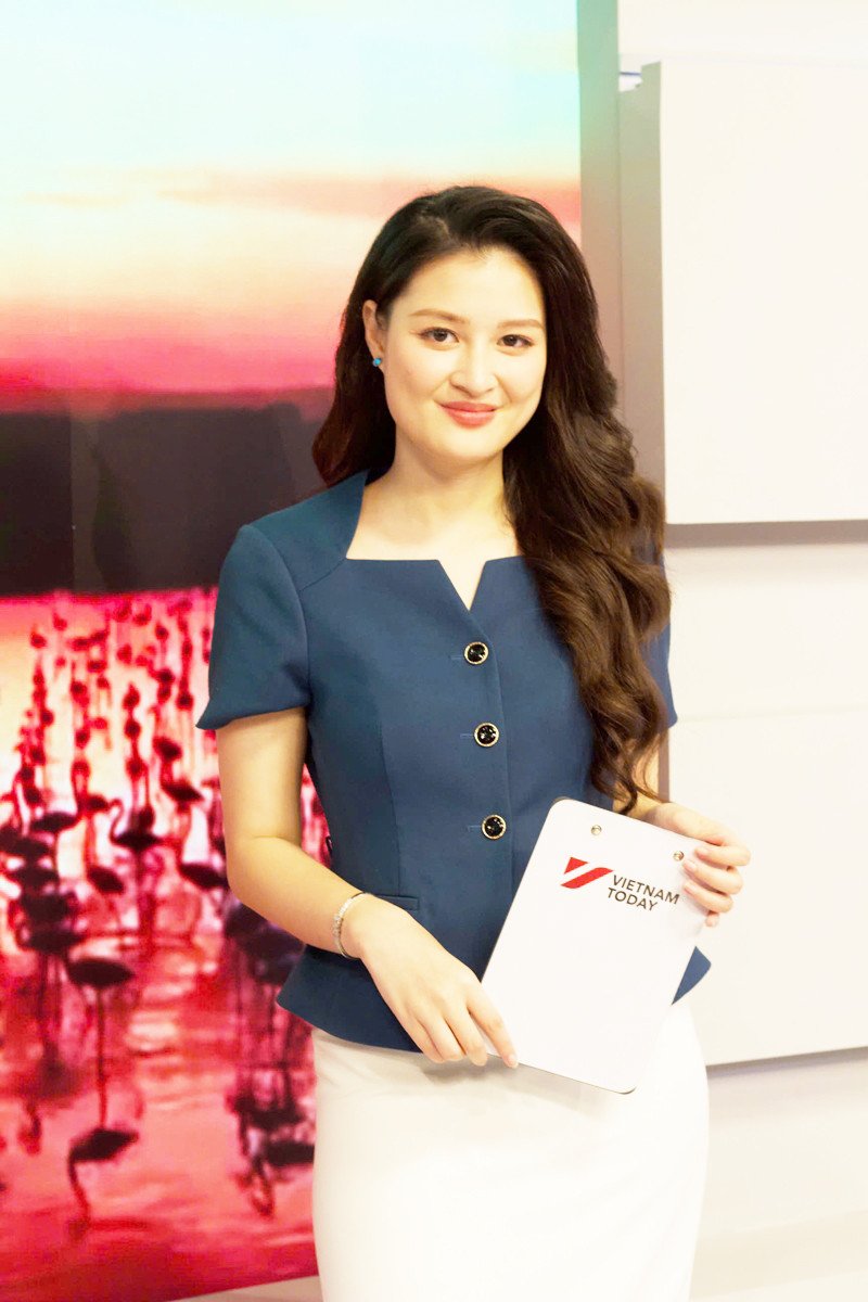 Hoàng Anh trong trường quay và khi đi tác nghiệp. 