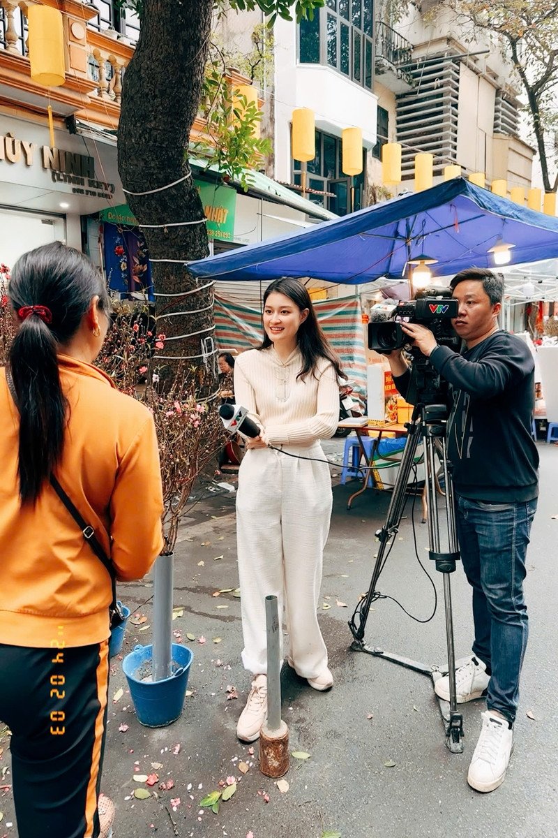 Hoàng Anh trong trường quay và khi đi tác nghiệp. 