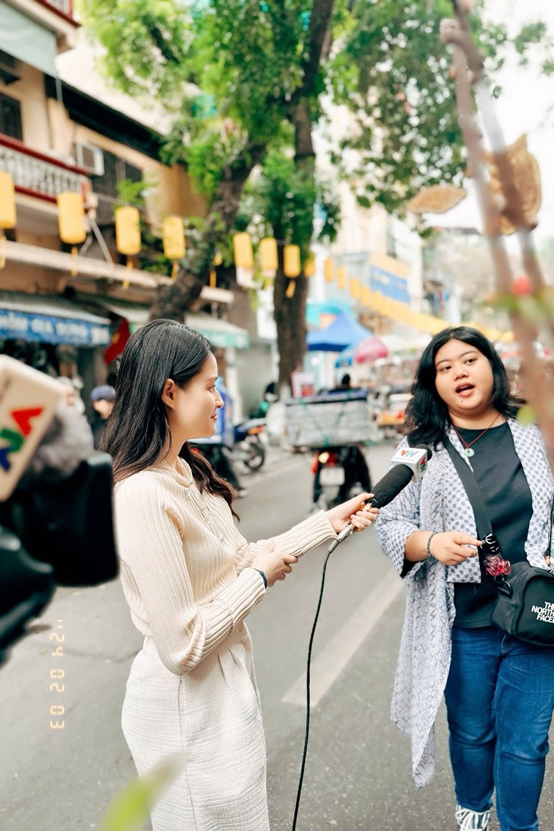 Hoàng Anh trong trường quay và khi đi tác nghiệp. 