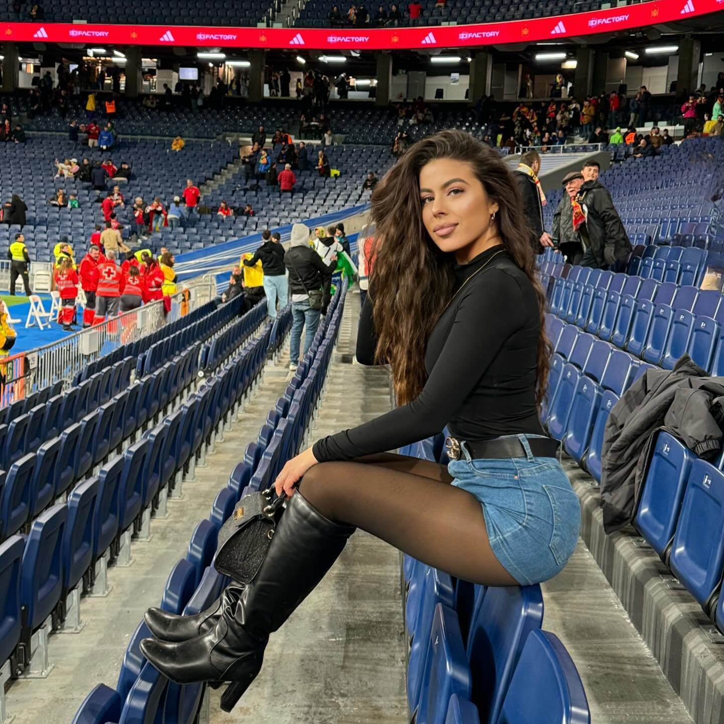 Cô gái nóng bỏng dạy tiếng TBN cho Arnold: Từng thi hoa hậu, biết 7 ngoại ngữ - 5