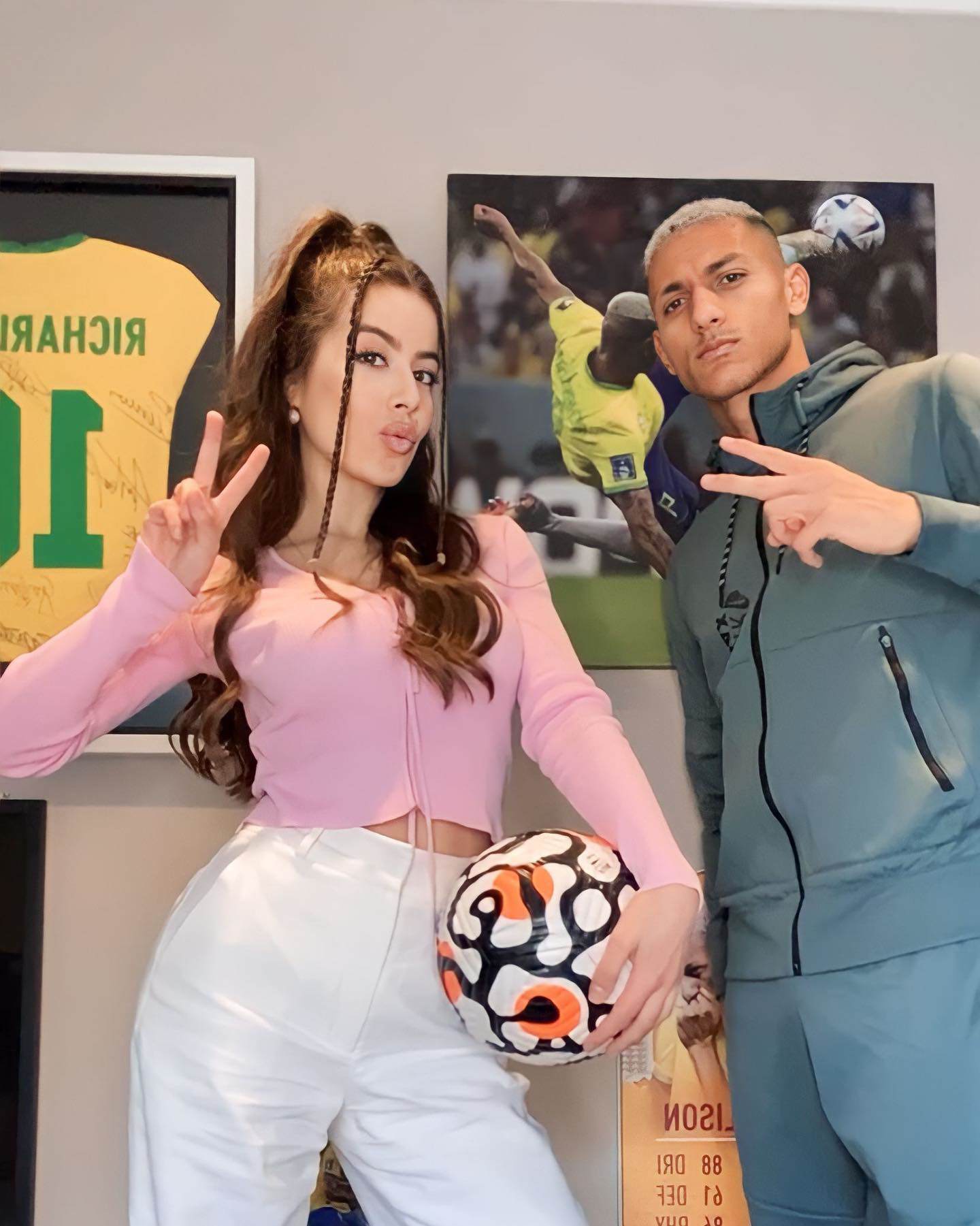 Cô gái nóng bỏng dạy tiếng TBN cho Arnold: Từng thi hoa hậu, biết 7 ngoại ngữ - 7