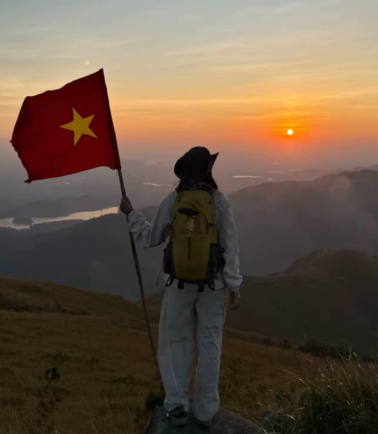 Nằm ở độ cao hơn 1.000 m so với mực nước biển, Núi Thành Đẳng (phường Uông Bí, tỉnh Quảng Ninh) là điểm đến mới được nhiều du khách yêu thích bởi cảnh quan hùng vĩ, không khí trong lành và tầm nhìn bao quát toàn vùng đất mỏ. Ảnh Lục Yến