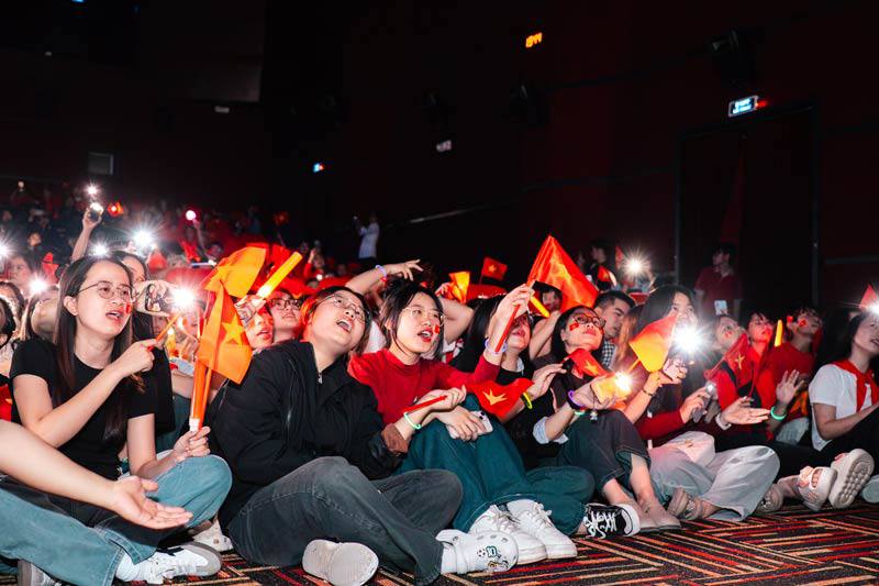 Những bạn trẻ vừa xem concert vừa hát theo những ca khúc cách mạng