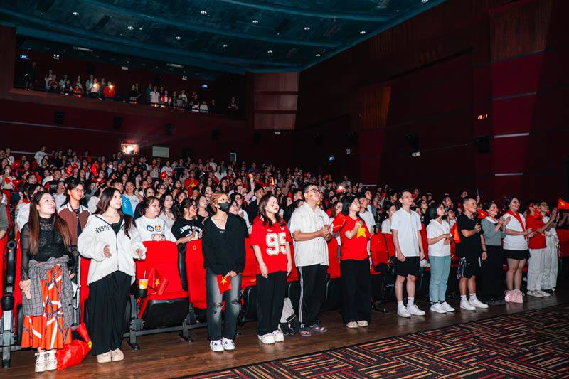 Khán giả đứng dậy hát vang Tiến Quân Ca giữa rạp chiếu