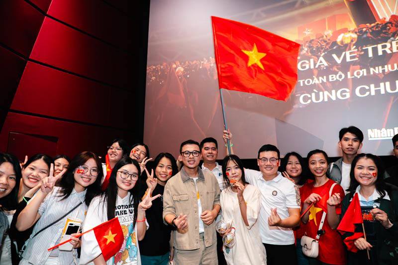 Đạo diễn Đặng Lê Minh trí và nhà báo Lê Quốc Minh chụp ảnh cùng khán giả trẻ