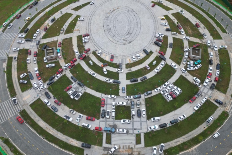 Ôtô nằm la liệt trên đường phố Huế chờ cứu hộ - 1