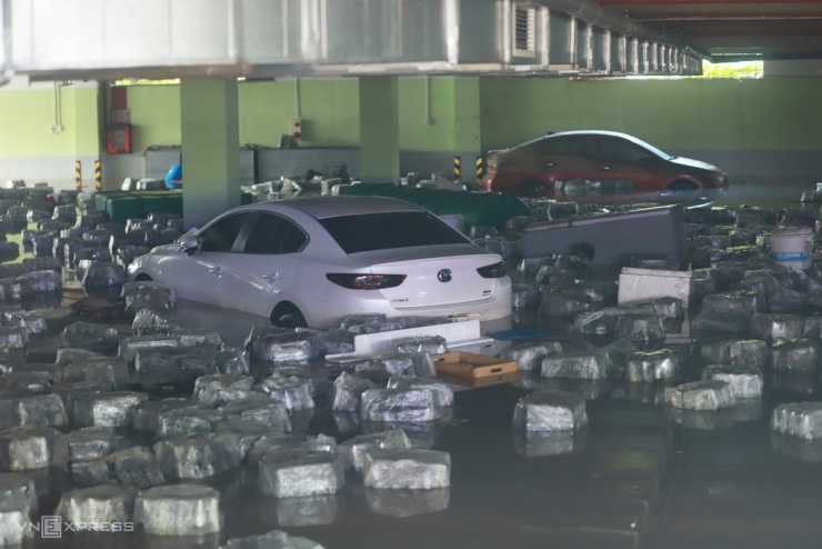 Ôtô nằm la liệt trên đường phố Huế chờ cứu hộ - 2