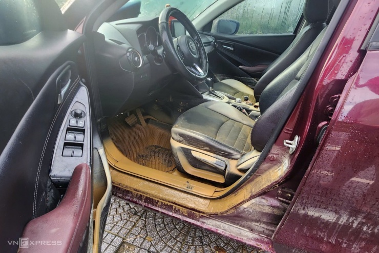 Ôtô nằm la liệt trên đường phố Huế chờ cứu hộ - 4