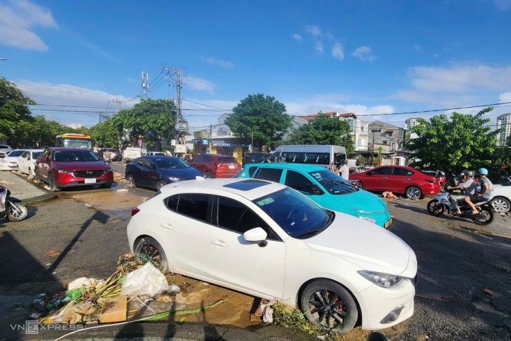 Ôtô nằm la liệt trên đường phố Huế chờ cứu hộ - 6