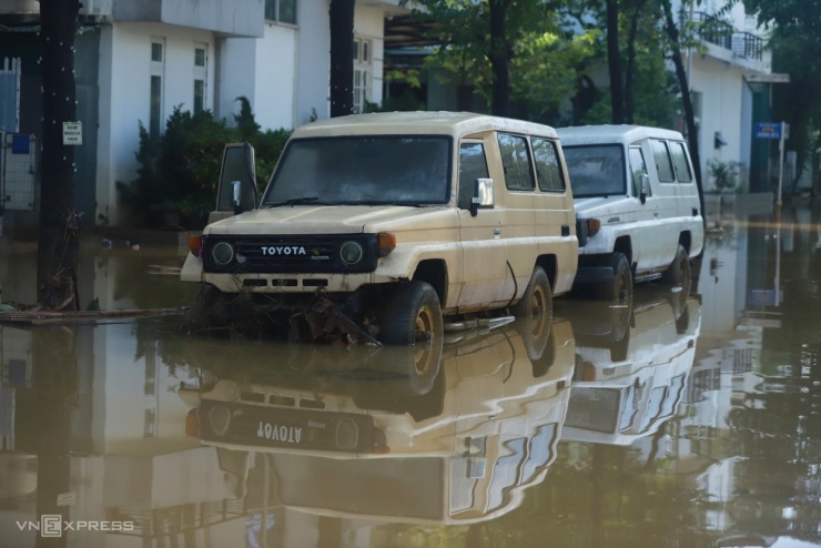 Ôtô nằm la liệt trên đường phố Huế chờ cứu hộ - 3