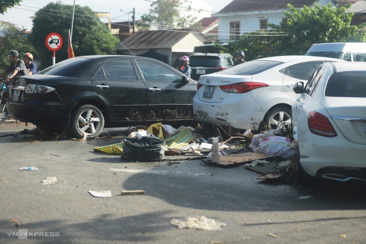 Ôtô nằm la liệt trên đường phố Huế chờ cứu hộ - 5