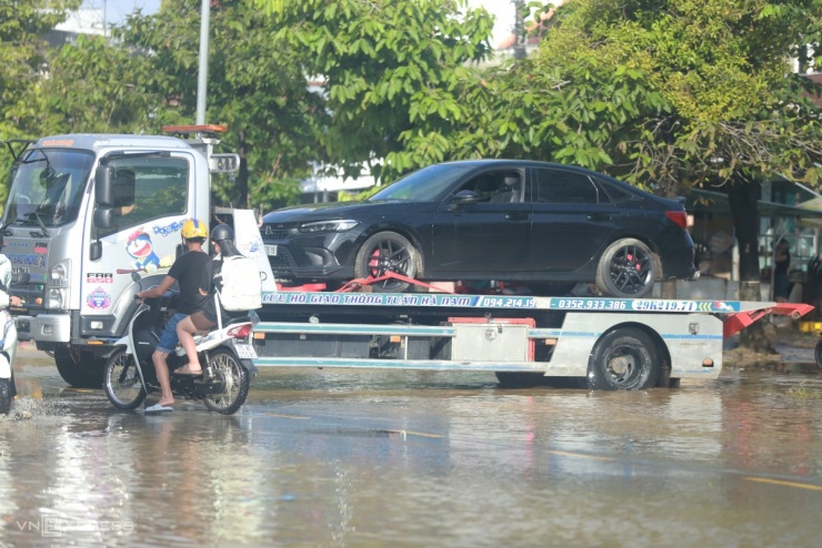 Những ngày qua, xe cứu hộ hoạt động liên tục để vận chuyển ôtô bị ngập đến các gara. Chi phí bảo dưỡng, sửa chữa xe ngập nhẹ khoảng 5-7 triệu đồng; ngập sâu, lâu ngày gây hư hỏng nặng có thể tới vài trăm triệu đồng.