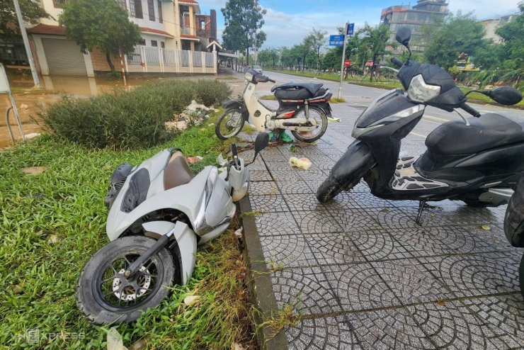 Ôtô nằm la liệt trên đường phố Huế chờ cứu hộ - 8