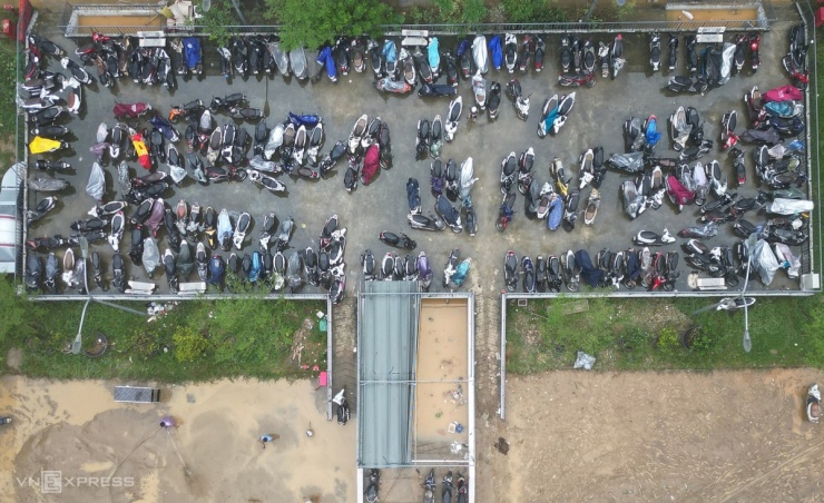 Ôtô nằm la liệt trên đường phố Huế chờ cứu hộ - 9