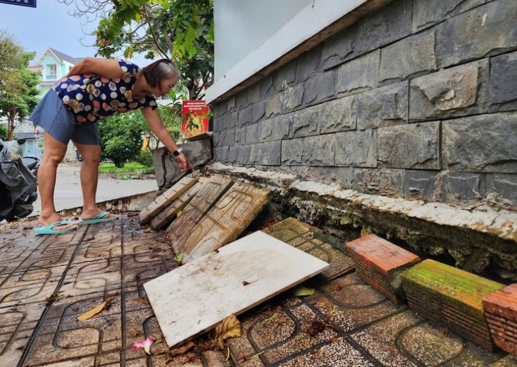 Sống bất an nơi nhà lún hơn nửa mét ở TP HCM - 1