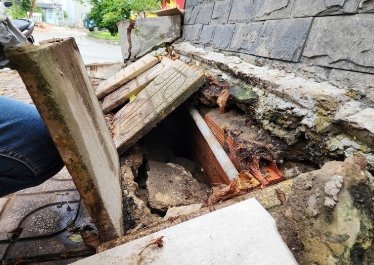 Căn nhà 4 tầng của bà Tuý bị sụt lún nền phía trước 60 cm so với chân tường. Dù nhiều lần sửa chữa nhưng nền vẫn hạ thấp, tạo khoảng trống lớn. Ảnh: Đình Văn