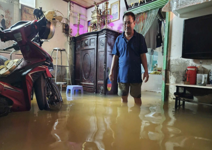 Phòng khách ngôi nhà của ông Tài bị võng xuống khiến gạch men bị vỡ, khi triều cường lại ngập nặng hơn, khiến nhiều đồ đạc hư hỏng. Ảnh: Đình Văn